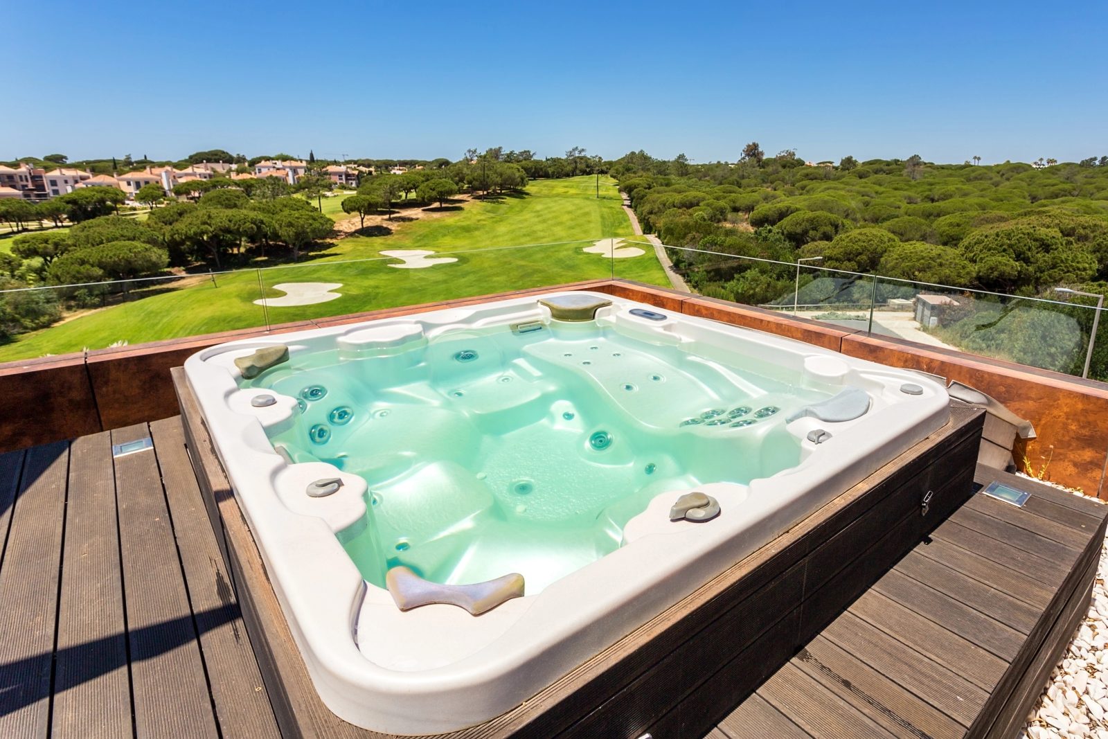 Soseda si je zaželela jacuzzi zunanji na vrtu v poletnih večerih